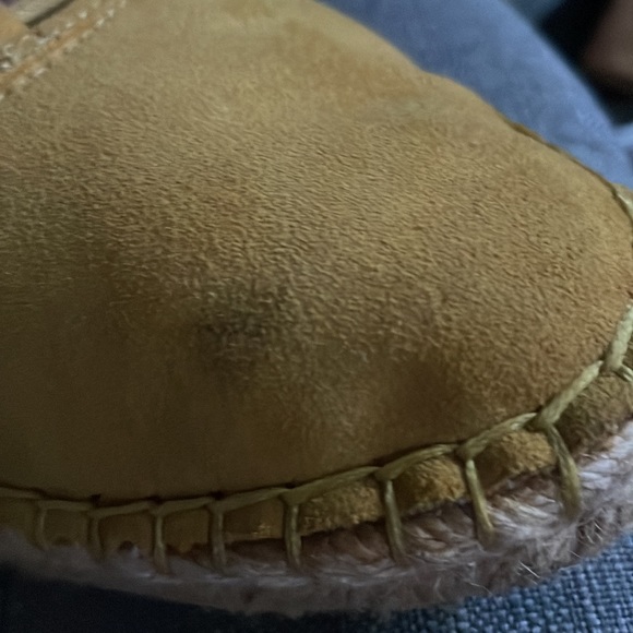 🌟‼️🤘🏽 4/$30 deal! Suede Yellow Flats - Picture 5 of 5